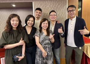 Distinguished Professor Trisha Lin (center) with Simon Koh, Founding President of AMT (far right); Jennifer Pai, CEO of ARPlanet Digital Technology (front left); Wen Wang, Special Assistant at Commonwealth Publishing Group (front second left); Will Chen, Director of Digital Planning at Future Parenting (back far left); and Eric Lee, VP of Enterprise Solutions at Appier (back second right). (Photo by GCIT)(Open new window/jpg file)Image