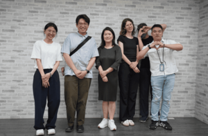 Dr. Sunny Xun Liu (middle) and students from the GCIT program attending the “AI and Communication” course. (Photo by GCIT)(Open new window/png file)Image