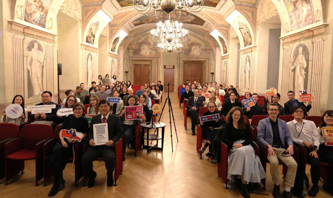 Group Photo of Ambassador Li-Kuo Chen and Attendees (Photo courtesy of UAAT-ICU Overseas Mandarin Center)