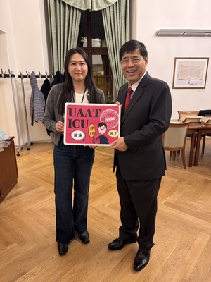 Ambassador Li-Kuo Chen with Center Director Chien Chia-Hung (Photo courtesy of UAAT-ICU Overseas Mandarin Center)(Open new window/jpg file)Image